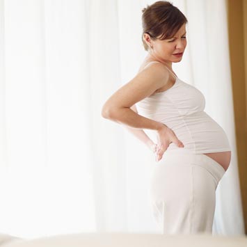 Hamilelikte Bel Ağrısı: Nedenleri, Belirtileri ve Çözümleri